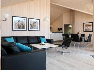 sala de estar con sofá, mesa y sillas en Holiday Home Holiday Vital Resort - GBE122 by Interhome en Großenbrode