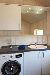 una cucina con lavatrice e lavandino di Holiday Home Holiday Vital Resort - GBE101 by Interhome a Grossenbrode Altre 17 foto