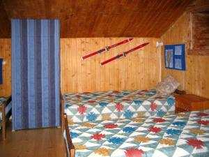 Schlafzimmer mit einem Bett mit roten Pfeilen an der Wand in der Unterkunft Holiday Home Villa Roduit by Interhome in Le Châble