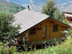 una pequeña casa de madera con una cruz en el techo en Chalet au Bisse by Interhome en Veysonnaz