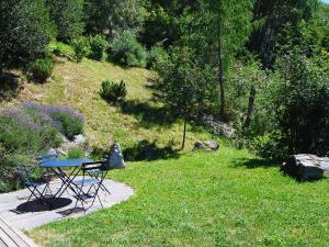 une table et des chaises assises dans l'herbe dans l'établissement Chalet au Bisse by Interhome, à Veysonnaz