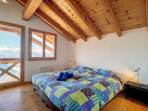 sypialnia z łóżkiem i dużym oknem w obiekcie Chalet au Bisse by Interhome w mieście Veysonnaz
