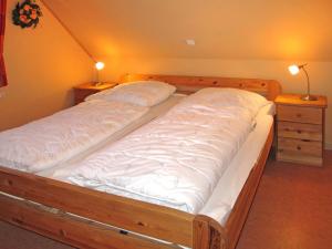 uma cama num quarto com duas almofadas em Holiday Home Korsar II by Interhome em Burhave