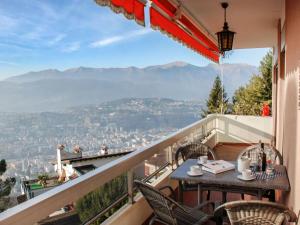 d'un balcon avec une table et des chaises et une vue. dans l'établissement Apartment Superpanorama II by Interhome, à Viganello