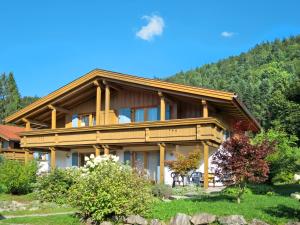 サシュラングにあるHoliday Home Chalet Walchsee by Interhomeの山の大木造家屋