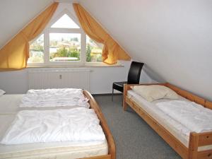 - 2 lits dans une chambre avec fenêtre dans l'établissement Apartment Gartenstraße-2 by Interhome, à Karlshagen