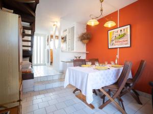 Holiday Home Port Nautile-1 by Interhome في لو غراو دو روا: غرفة طعام مع طاولة بيضاء وكراسي