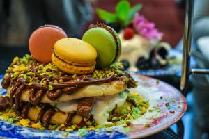 un plato de comida con galletas encima en Palazzo Cornalia, en Milán