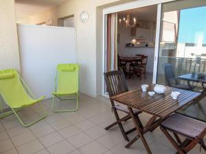 サン・シプリアン・プラージュにあるApartment Les Flots Cypriano by Interhomeのテーブルと椅子、ダイニングルームが備わります。