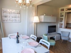 una sala da pranzo con tavolo e sedie bianchi di Apartment Les Catalanes du Golf by Interhome a Saint-Cyprien