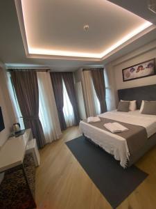 1 dormitorio con 1 cama grande y escritorio en KONAK BELLA 3, en Estambul