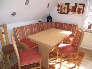 HohenkirchenにあるApartment Haus am See by Interhomeのテーブルと椅子、テーブルとベンチ付 +13枚の写真