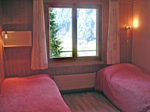 um quarto com duas camas e uma janela em Apartment Chalet Almis 5 by Interhome em Grindelwald mais 16 fotografias