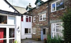 un gruppo di case con porte e finestre bianche di Low Croft Cottage a Grasmere