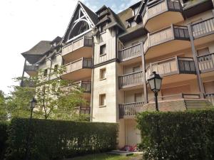 - un bâtiment avec des balcons sur le côté dans l'établissement Apartment Le Fairway-1 by Interhome, à Deauville