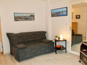 - un salon avec un canapé et une table dans l'établissement Apartment Le Fairway-1 by Interhome, à Deauville