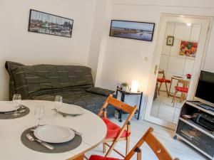 - un salon avec une table et un canapé dans l'établissement Apartment Le Fairway-1 by Interhome, à Deauville