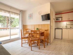 a kitchen and dining room with a table and chairs at Apartment Les Cyprianes-3 by Interhome in La Grande Motte