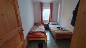 mały pokój z dwoma łóżkami i oknem w obiekcie Finca Esperanza Costa del Sol w mieście Sayalonga +35 zdjęć