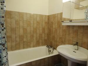 萊德薩阿爾卑斯的住宿－超級溫諾斯克萊德薩阿爾卑斯公寓，带浴缸和盥洗盆的浴室