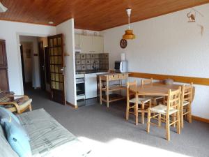 eine Küche und ein Esszimmer mit einem Tisch und Stühlen in der Unterkunft Apartment Le Super Venosc by Interhome in Les Deux Alpes