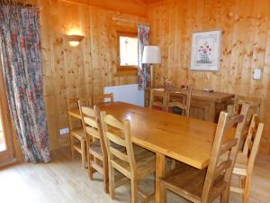 comedor con mesa de madera y sillas en Apartment Les Moranches by Interhome, en Les Contamines-Montjoie