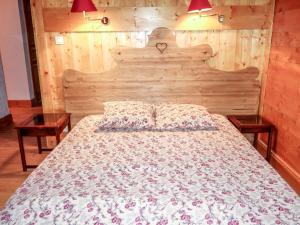 1 dormitorio con 1 cama grande y cabecero de madera en Apartment Les Moranches by Interhome, en Les Contamines-Montjoie