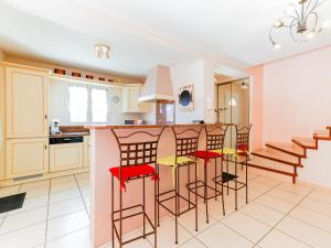 una cucina con bancone e sgabelli in una stanza di Villa l'Occitane by Interhome ad Agde