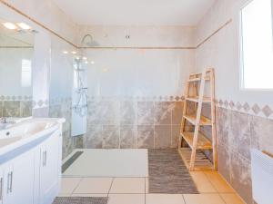 bagno con lavandino e scala di Villa l'Occitane by Interhome ad Agde