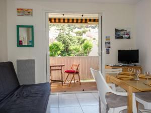 Μια τηλεόραση ή/και κέντρο ψυχαγωγίας στο Apartment Les Aigues Marines-36 by Interhome