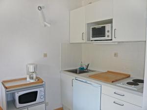 Η κουζίνα ή μικρή κουζίνα στο Apartment Les Aigues Marines-36 by Interhome +9 φωτογραφίες