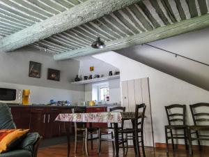 Un restaurante o sitio para comer en Holiday Home La Croix du Puits by Interhome