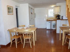 バンドールにあるApartment Super Ile Rousse by Interhomeのキッチン、ダイニングルーム(テーブル、椅子付)