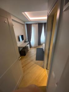 un pasillo con una puerta que da a una habitación en KONAK BELLA 3, en Estambul