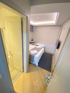 Habitación pequeña con cama y puerta en KONAK BELLA 3, en Estambul