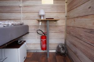 una habitación con una boca de incendios en la pared en Hannover Messe Camp, en Hannover