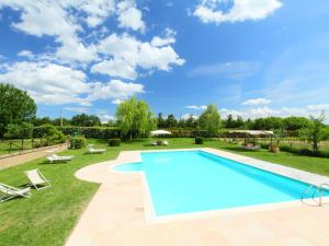 uma grande piscina num quintal com relva em Apartment Quercia by Interhome em Trevinano