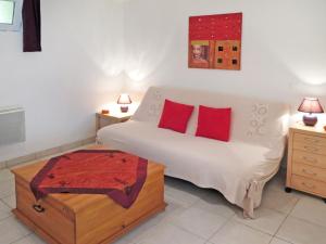 サルラ・ラ・カネダにあるHoliday Home Olivia - LAE200 by Interhomeのベッドルーム(白いベッド、赤い枕付)