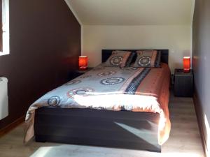 um quarto com uma cama grande e 2 candeeiros em Holiday Home Saint Avit - DGC400 by Interhome em Dégagnac