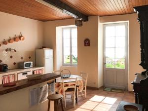 LalandusseにあるHoliday Home La Gaubide - CAY300 by Interhomeのキッチン(テーブル、冷蔵庫付)