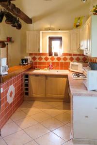 ラルバンクにあるHoliday Home La Bergerie by Interhomeのシンクとカウンタートップのあるキッチン