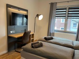 En eller flere senge i et værelse på BASSWOOD ROOMS