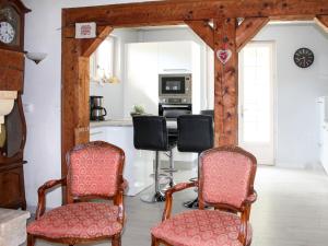 オリアック・デュ・ペリゴールにあるHoliday Home Villa Lou Claou - MGC200 by Interhomeのリビングルーム(椅子2脚、テーブル付)
