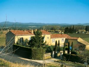 uma vista para uma aldeia com casas e uma estrada em Holiday Home Le Cèdre - MBE101 by Interhome em Ménerbes