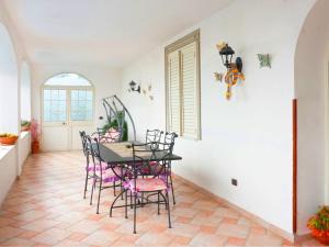 ein Esszimmer mit Tisch und Stühlen in der Unterkunft Holiday Home Fontanarosa by Interhome in SantʼAgata sui Due Golfi