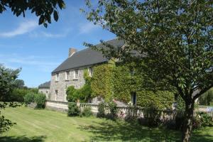 Castillon的住宿－Bayeux - Domaine Le Vivier，旁边常春藤的房子