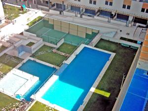 una vista aérea de dos piscinas en un edificio en Apartment Tamarindo by Interhome, en Cala de Finestrat
