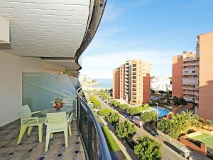 balcón con mesa, sillas y vistas a la ciudad en Apartment Sidney by Interhome, en Cala de Finestrat