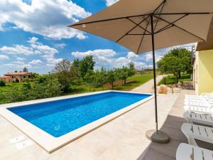 Bazén v ubytovaní Holiday Home Larisa by Interhome alebo v jeho blízkosti