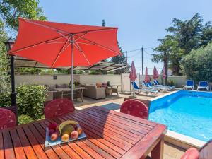 Bazén v ubytování Apartment Nena-1 by Interhome nebo v jeho okolí